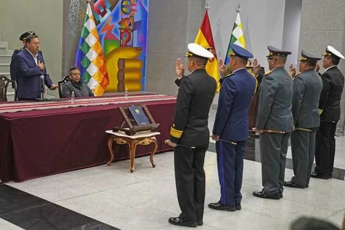 Renueva Luis Arce la cúpula militar de Bolivia   