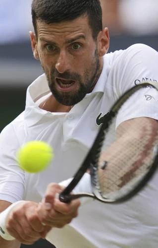 Nole sufre de más, pero ya es semifinalista en Wimbledon   