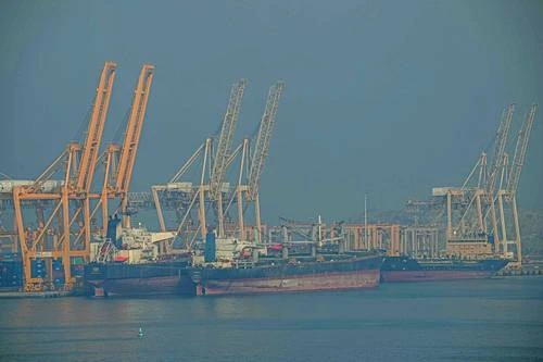 Baja el petróleo más de 7%; resultados mixtos en mercados   