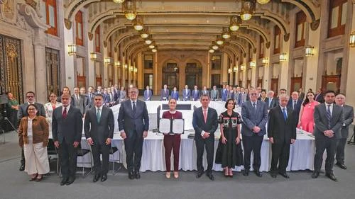 Presidencia e IP renuevan pacto para que la canasta básica no rebase 910 pesos   