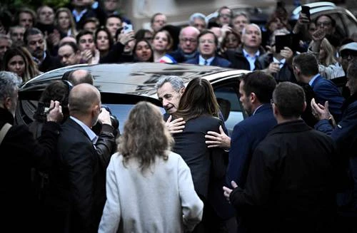 Sarkozy llega a prisión para purgar condena por financiamiento ilícito   