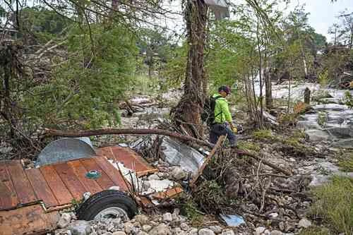 Van 82 muertos por inundaciones en Texas; hay decenas de desaparecidos   