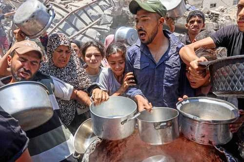 Murieron 93 palestinos en otra ofensiva en Gaza;  22 de ellos, en un centro de ayuda humanitaria    