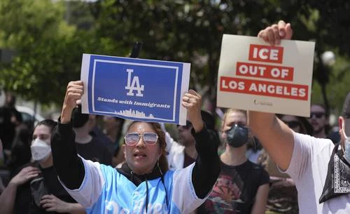 Aficionados critican a Dodgers por la falta de apoyo explícito ante redadas   