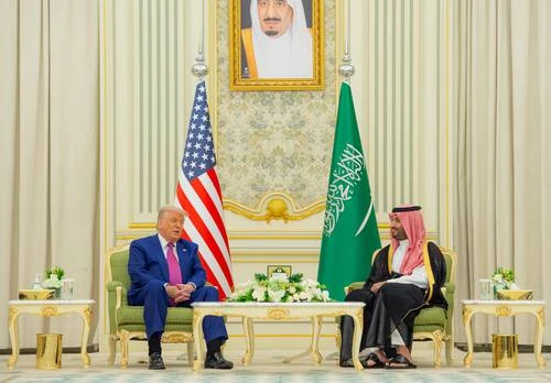 Trump retira penalizaciones a Siria y firma acuerdo con Arabia Saudita   