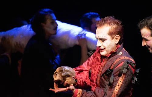 Adaptación de Hamlet apuesta por espacios vacíos y una escenografía poco convencional   