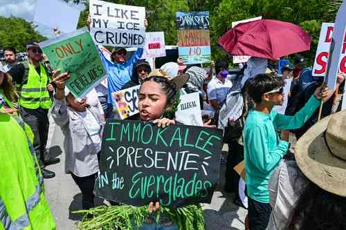 Visita Trump su nuevo centro de detención de migrantes en Florida   