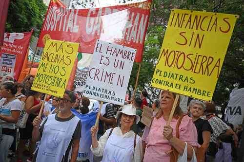 Argentina: miles protestan por colapso del sector salud   