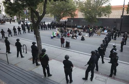 Migrantes crean grupos en redes para alertar de operativos y dar consejos   