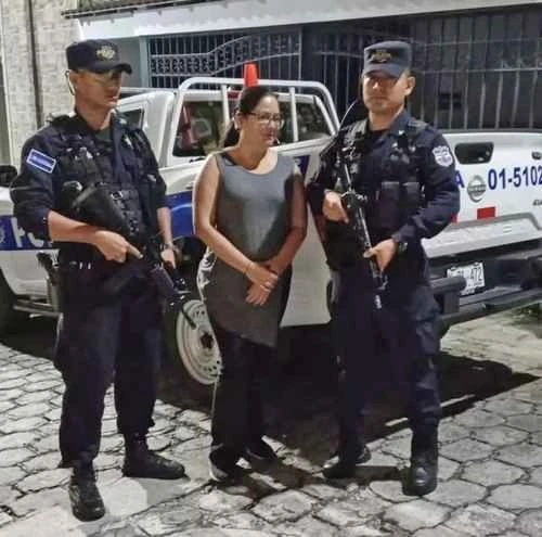 Abogada de migrantes, detenida en El Salvador   