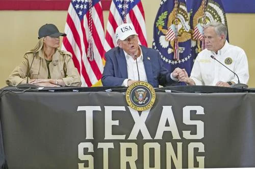 Trump visita zona devastada en Texas; ignora críticas y elogia a autoridades   