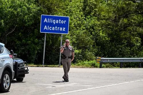 Personal del consulado mexicano en Miami visita Alcatraz de los caimanes 