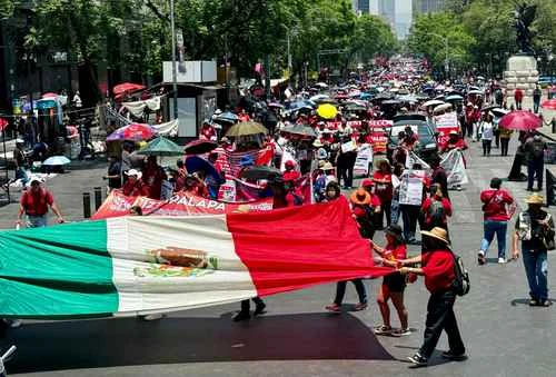 Marcha la CNTE y toma el Zócalo   