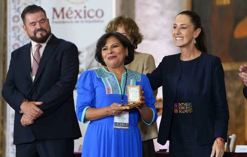Anuncia Claudia Sheinbaum alza salarial de 9% para profesores   