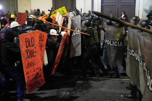 Miles de jóvenes en Perú exigen renuncia de Jerí ante ola de violencia   