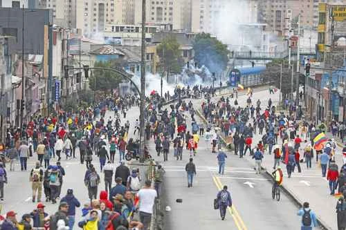 Quito: enfrentan 7 mil policías  y soldados a los manifestantes   