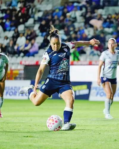 Doblete de Charlyn Corral en igualada de Tuzas y Celestes   