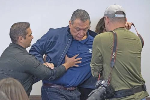 Someten policías a Alex Padilla, senador de origen mexicano   