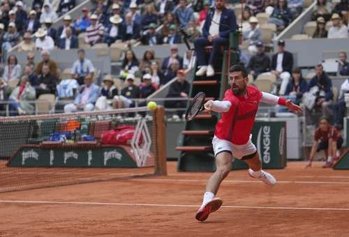 Novak Djokovic arranca con tesón su camino en el Abierto de Francia   