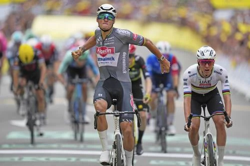 Van Der Poel viste maillot amarillo   