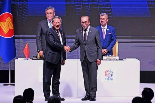 Trump sella acuerdo con Japón para tener acceso a tierras raras   