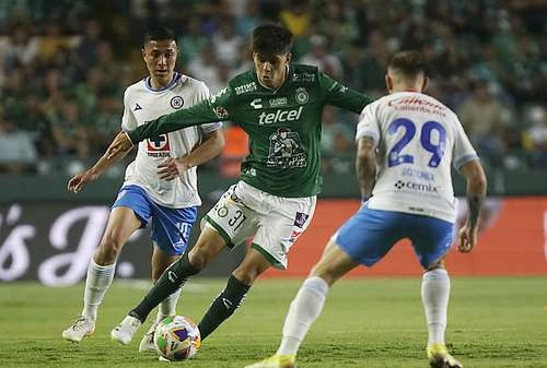 Cruz Azul toma ventaja en ida de cuartos de final; vence 3-2 a León   