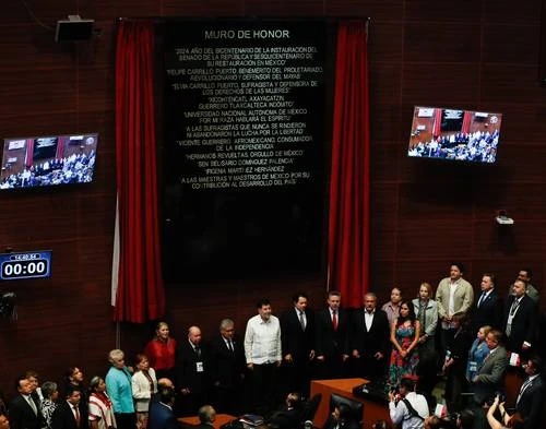 Colocan a maestros en el Muro de Honor   