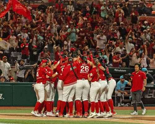 Diablos Rojos femenil gana primera corona de softbol en el Harp Helú   