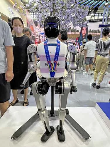 Los robots ya son parte de la vida cotidiana en China   
