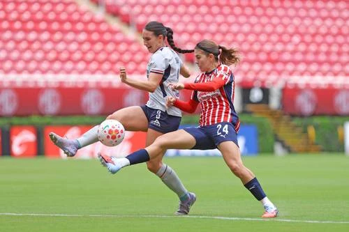 Licha Cervantes rescata empate para las Chivas   
