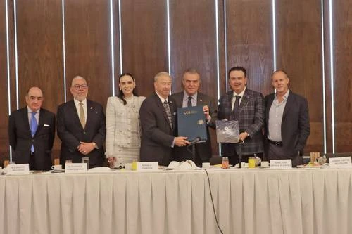 Johnson se compromete a trabajar en preocupaciones de empresarios   