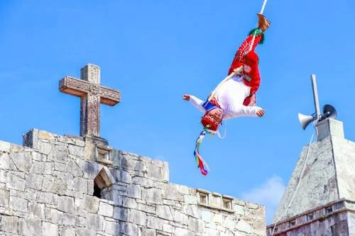 Voladores se reúnen en Cuetzalan para compartir sus experiencias   