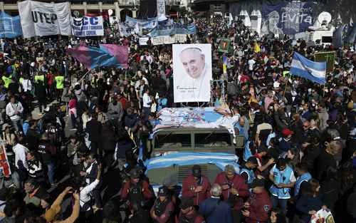 Argentinos despiden a Francisco en la emblemática Plaza de Mayo   