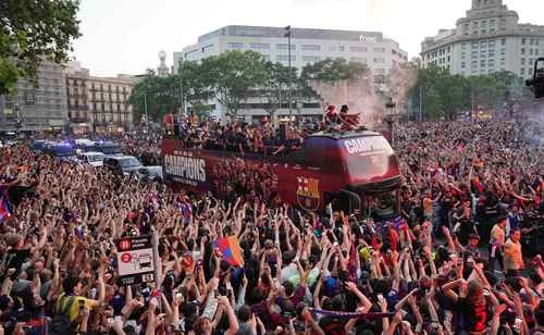 Jugadores del Barça lideran fiesta en las calles    