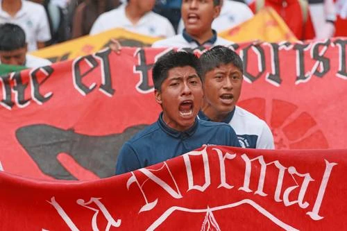 Normalistas exigen al gobierno concretar la extradición de Zerón   