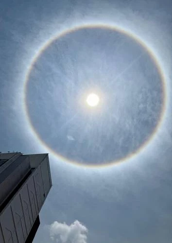 Halo solar deslumbra a miles de capitalinos    