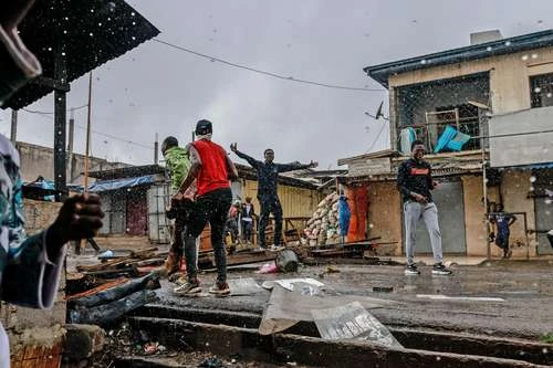 Gana nonagenario presidente en comicios de Camerún    