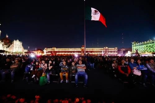 Cronos, ópera prima de Guillermo del Toro, estrena megaofrenda en el Zócalo    