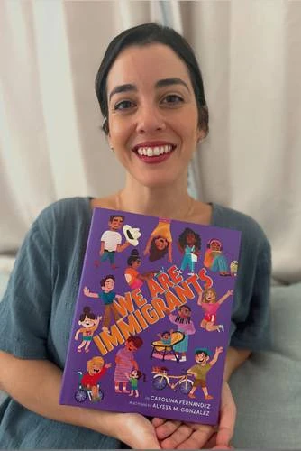 Autora habla a los niños sobre el rico aporte cultural de los inmigrantes   