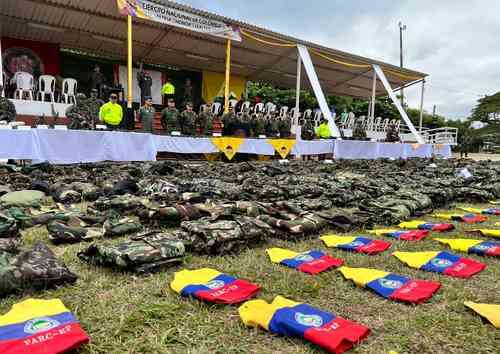 Más de 100 disidentes  de las FARC entregan sus armas a las autoridades    