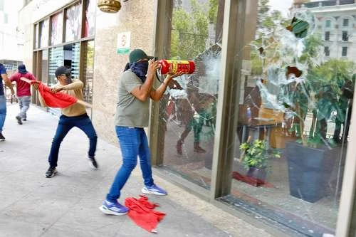 Condena Sheinbaum vandalismo de encapuchados pese a apertura   