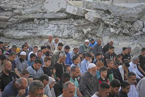 Israel bombardea Gaza  en días de júbilo religioso   