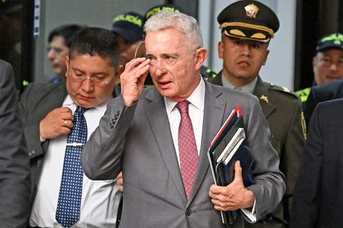 Niega tribunal de Colombia libertad a Álvaro Uribe    