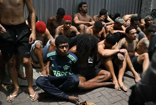 Redada de 2 mil 500 policías y militares en dos favelas de Río deja 64 muertos   