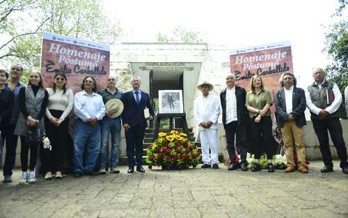 Familiares y amigos rinden tributo a Emilio Carballido   