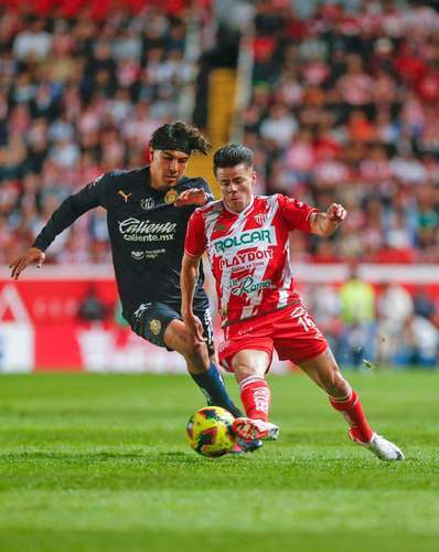 Necaxa remonta y vence a Chivas   