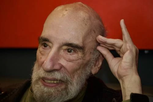 “Mientras haya un solo ser que sufra, la poesía seguirá siendo el arte del futuro”   