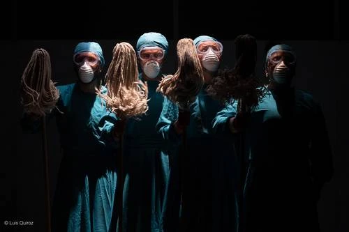 En C19, prendas hospitalarias evocan la identidad perdida del personal sanitario    