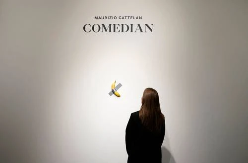 Visitante mordió el plátano pegado en un muro del Pompidou, de Maurizio Cattelan   