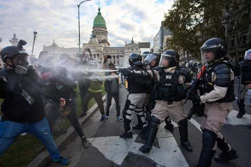 Más de 80 heridos en la represión a la marcha semanal de los jubilados en Buenos Aires   